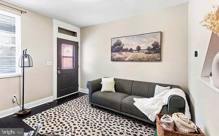 2 bed, 1.0 bath, 922 sqft, $1,900 — Photo 4
