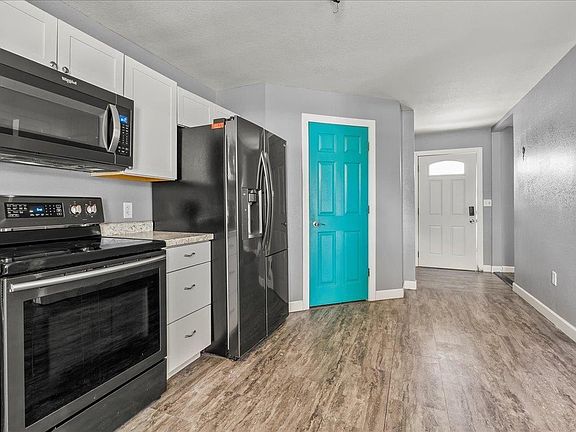 5th image of 945 1st Ave NE