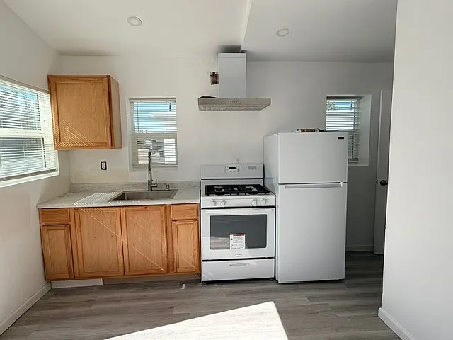 916 E Elm St — Photo 13
