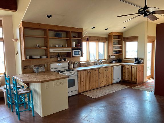 Open kitchen plan, full amenities.