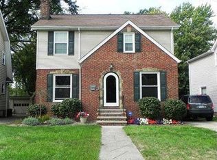 1988 Hampton Rd, Rocky River, OH 44116