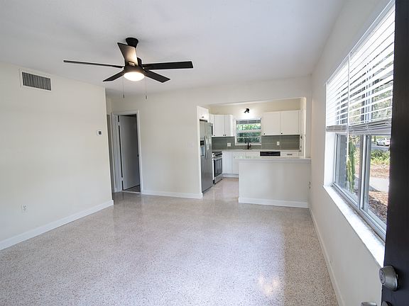 4th image of 504 Altaloma Ave