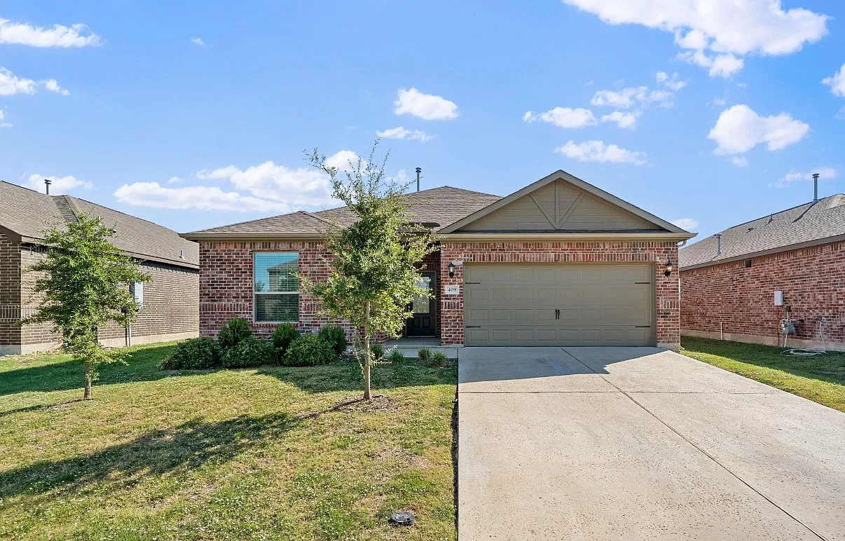 3 bed, 1647 sqft, $1,900 — Photo 2