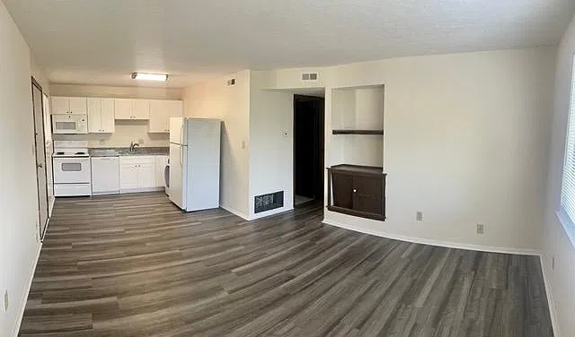 2 bed, 912 sqft, $1,025 — Photo 2