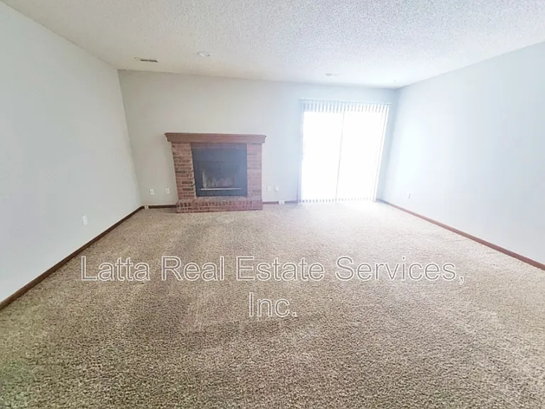 18810 E Manor Dr — Photo 4
