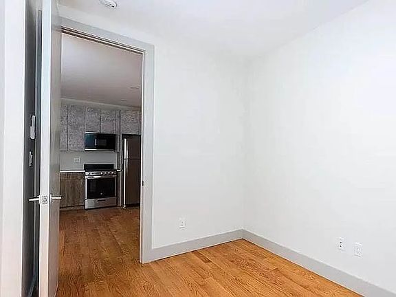 5th image of 1300 Halsey St #2B