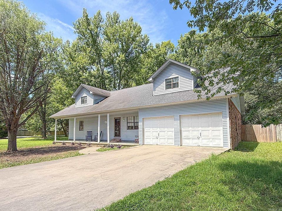 1st image of 214 Pin Oak Dr