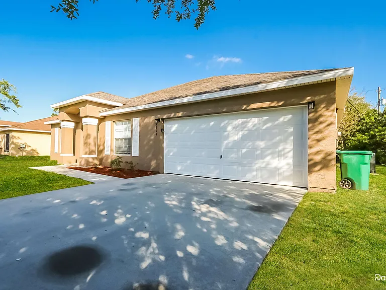 1219 SW Eleuthera Ave — Photo 2