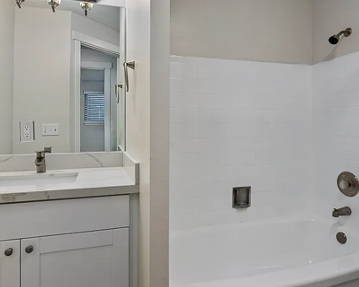 Aloha House Apartments — Photo 28