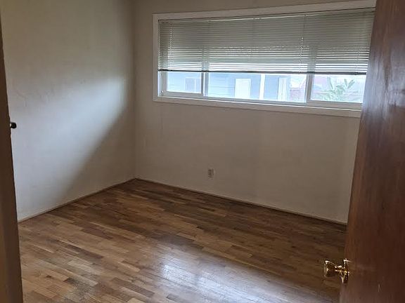 5th image of 2860 Harris St