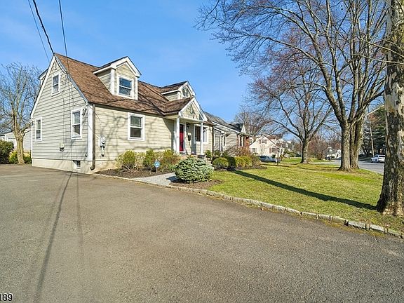 3rd image of 8 Edison Dr