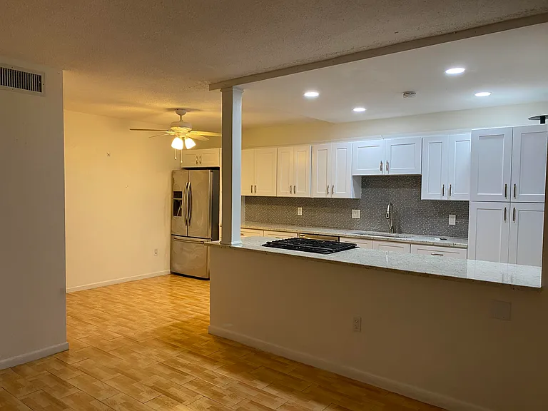 250 SW 7th St #13 — Photo 2