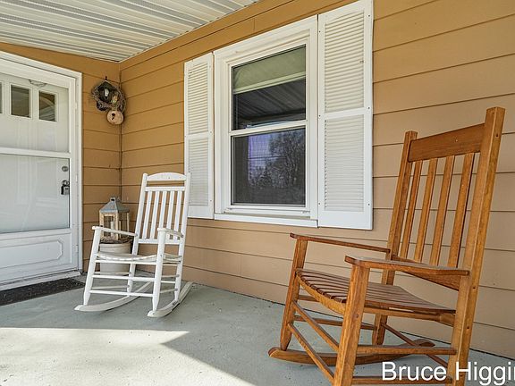 5th image of 3843 Vineyard Ave NE