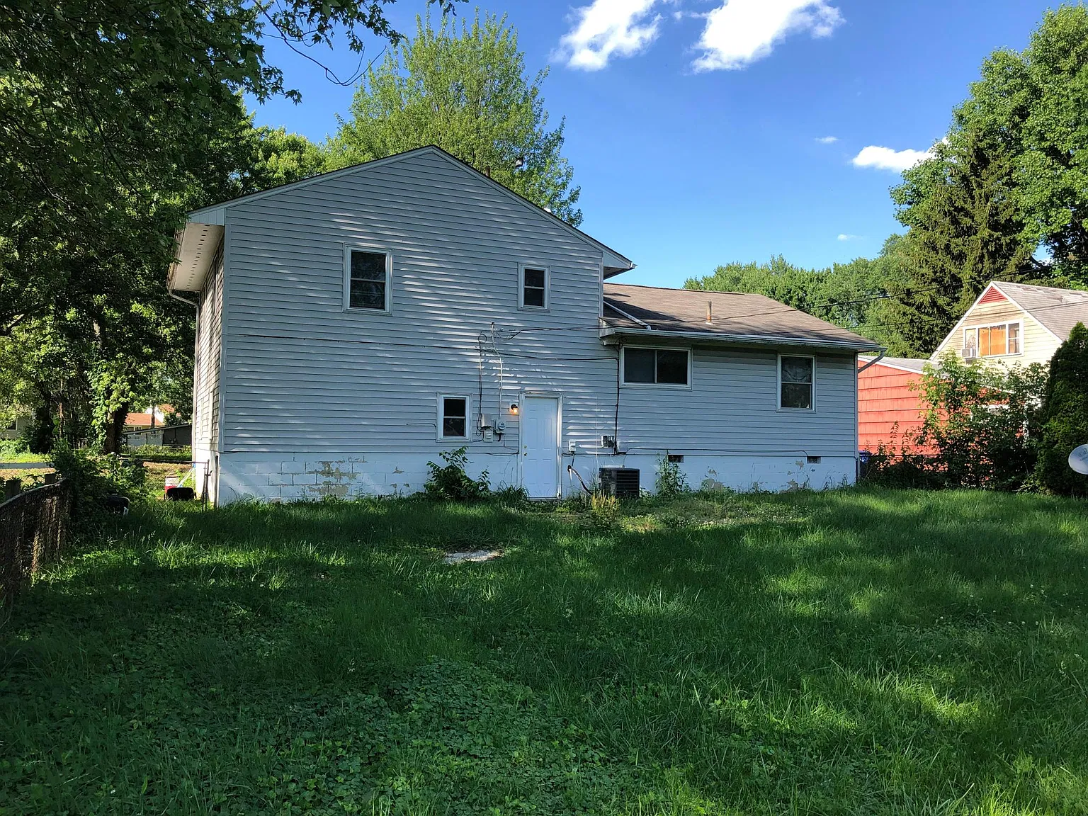 3 bed, 1.5 bath, 1294 sqft, $1,650 — Photo 2