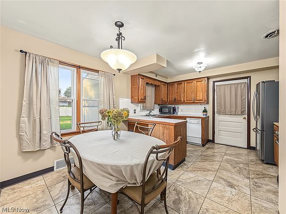 5th image of 553 Judith Ln