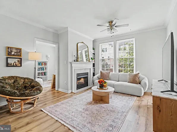4950 Brenman Park Dr APT 203, Alexandria, VA 22304