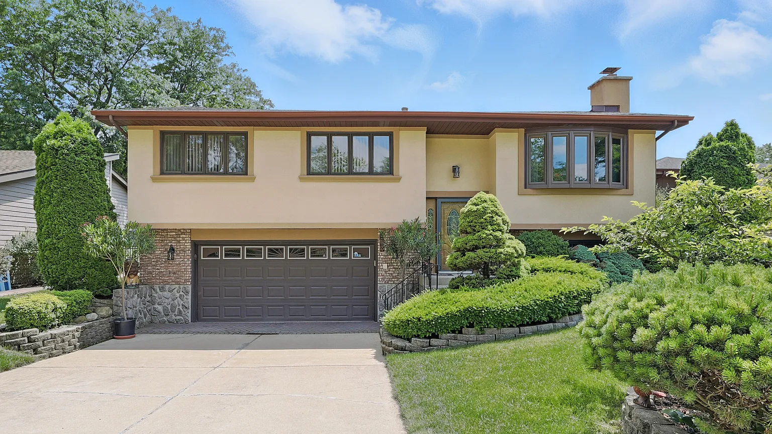 953 W Surrey Rd photo 1