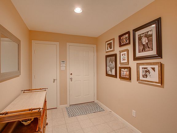 2nd image of 823 E Heights Hollow Ln