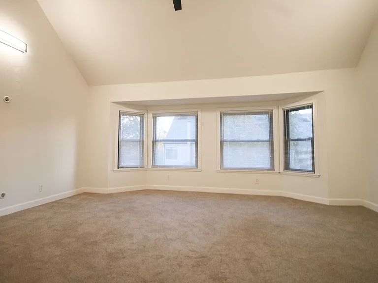 1225 S Lawton Ave — Photo 11