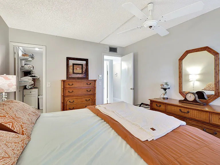 825 E Normandy Trl #R — Photo 16