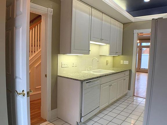 5th image of 981 Powhatan St