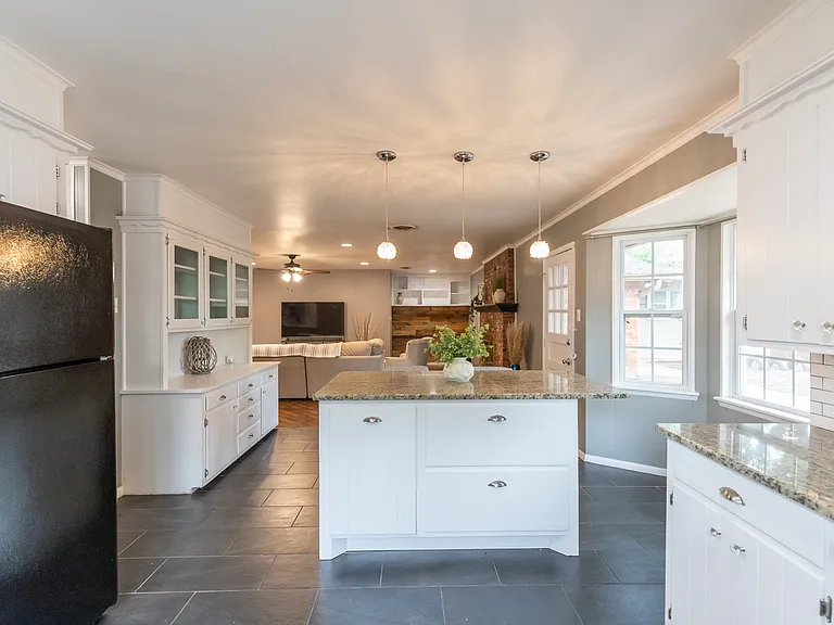 2132 Sylvan Dr — Photo 11