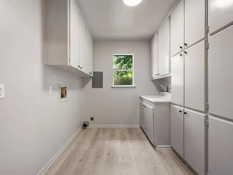 1711 S Main St — Photo 30