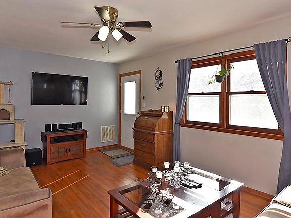 5th image of 211 Pleasant Ave