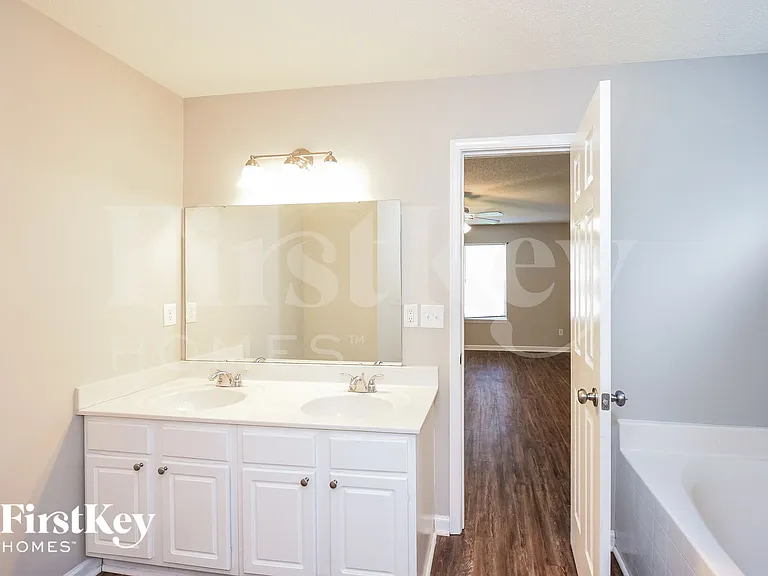 423 Aberdeen Cir — Photo 10