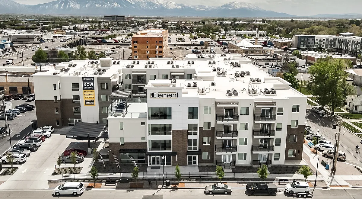 Building Photo - 400 Element
