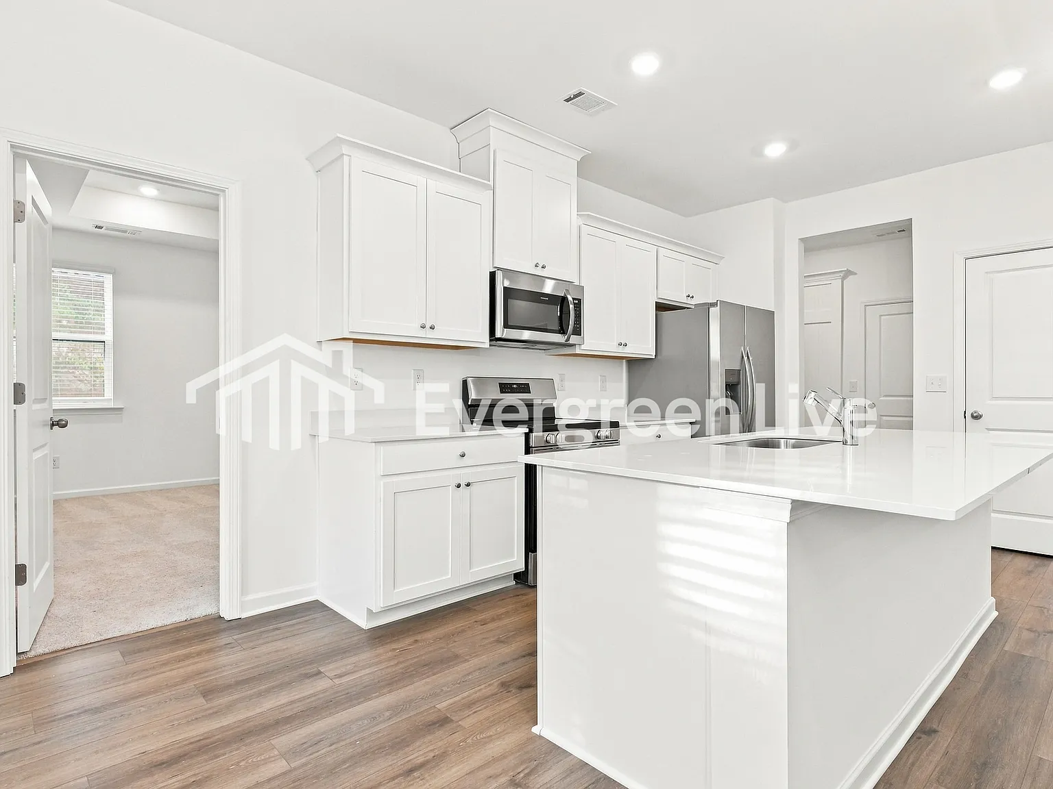 3 bed, 2.0 bath, 1561 sqft, $1,990 — Photo 3
