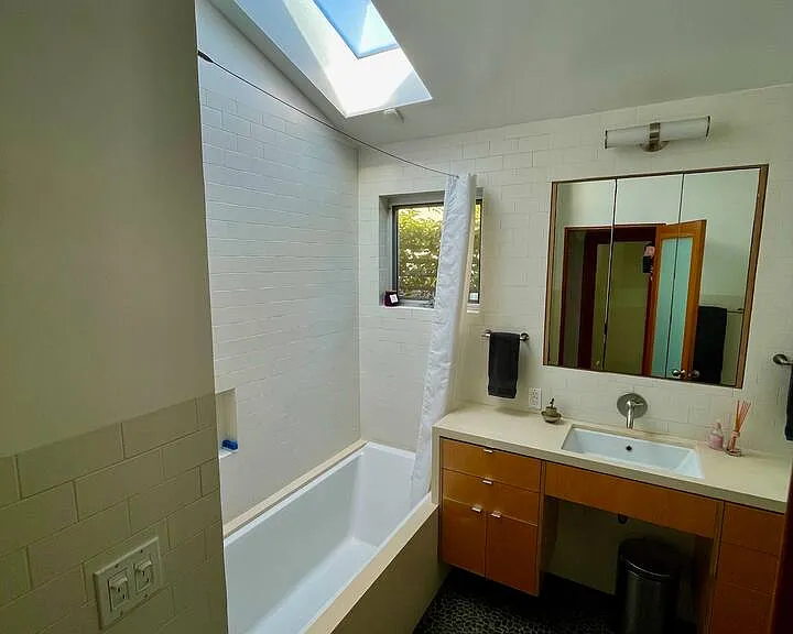 Full Jack & Jill bathroom between the two front guest bedrooms