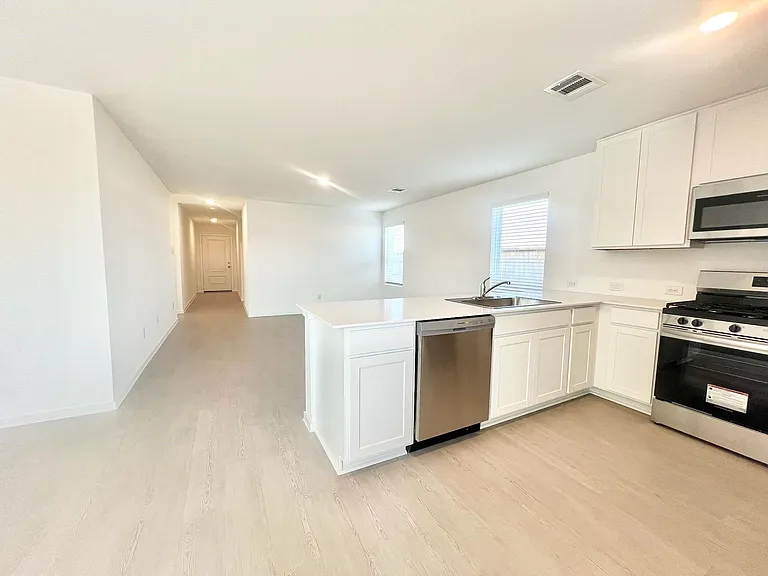 712 Zuppino Ln — Photo 2