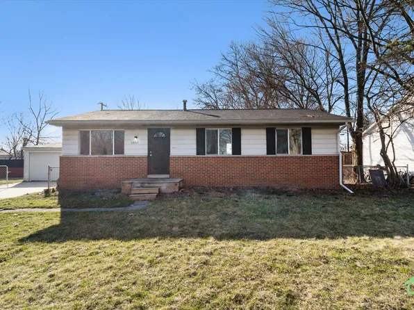 5862 Essex St, Romulus, MI 48174