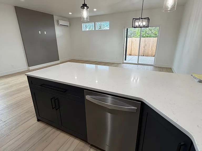 300 Seven Oaks Ln — Photo 16