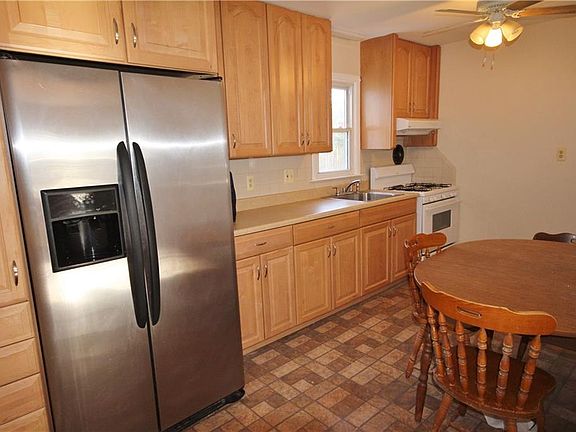 4th image of 8 Lois Ave