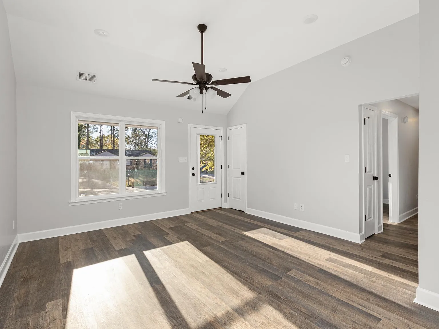 4 bed, 1350 sqft, $2,195 — Photo 3
