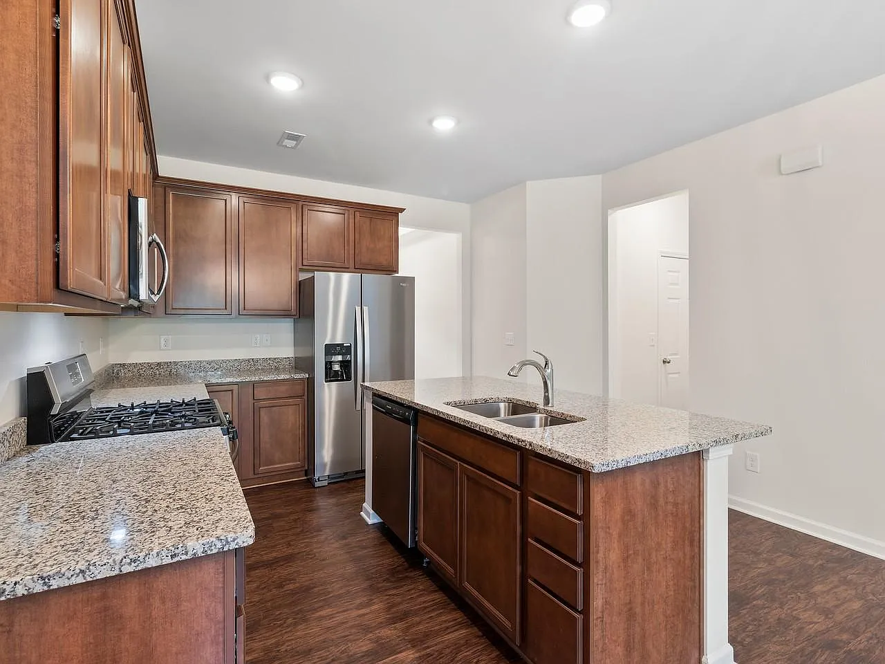 3 bed, 2.5 bath, 2100 sqft, $2,300 — Photo 4
