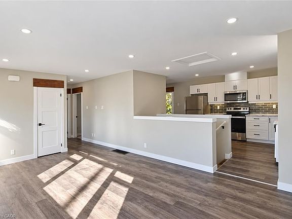 3rd image of 134 Oakside St