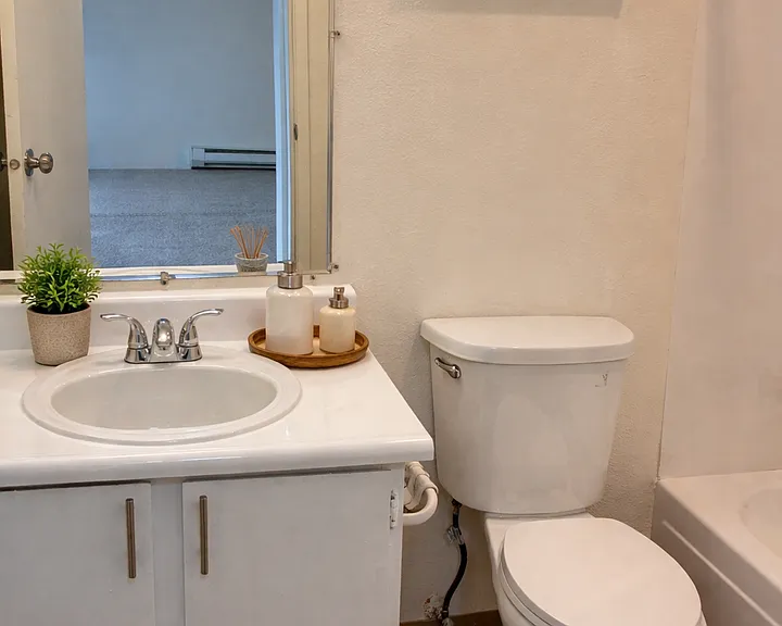 15015 Shoreline Apartments — Photo 10