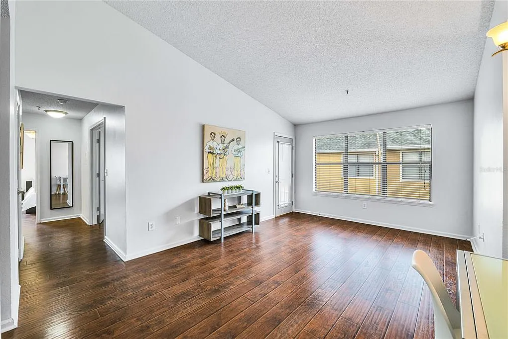 2 bed, 1.0 bath, 857 sqft, $1,695 — Photo 3