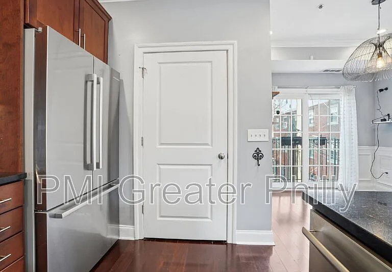 243 Montrose St #103 — Photo 10