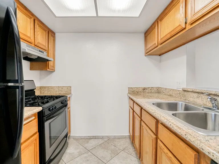 511 Carondelet Apartments — Photo 15