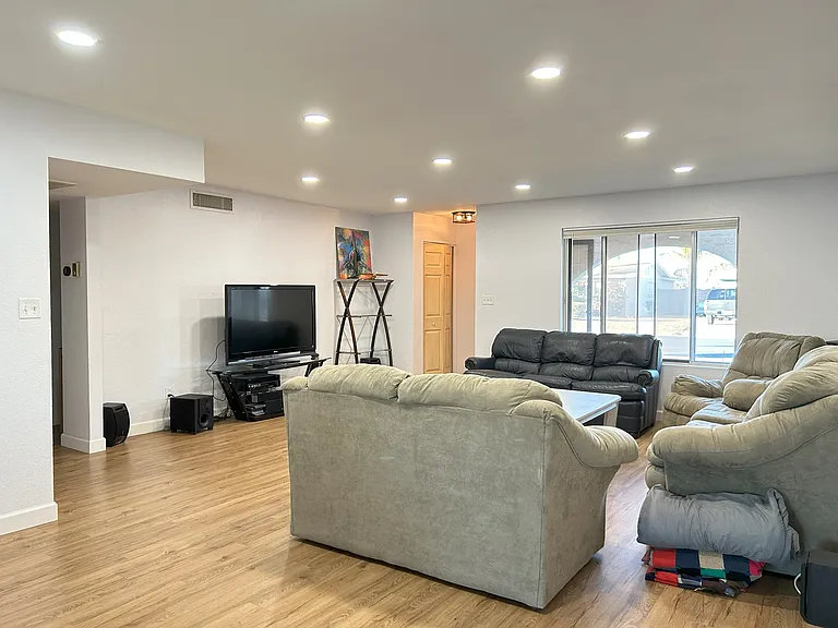 2351 W Emelita Ave — Photo 5