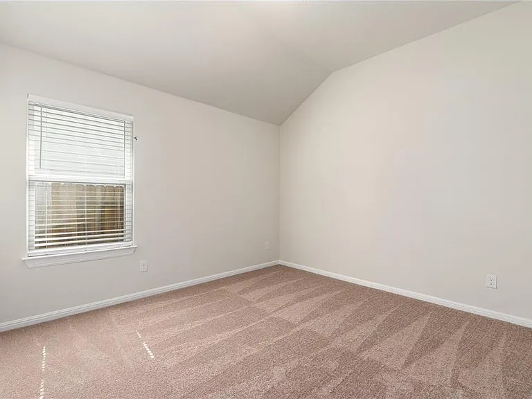 113 Thurston Dr — Photo 41