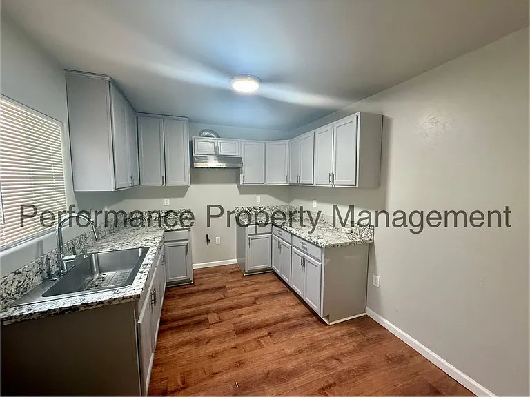 E 18th St 1311 — Photo 3
