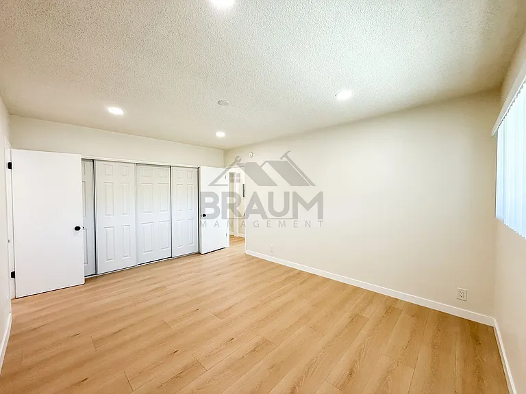 13129 OXNARD ST. — Photo 21