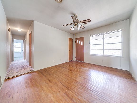 4th image of 801 N Pecan St