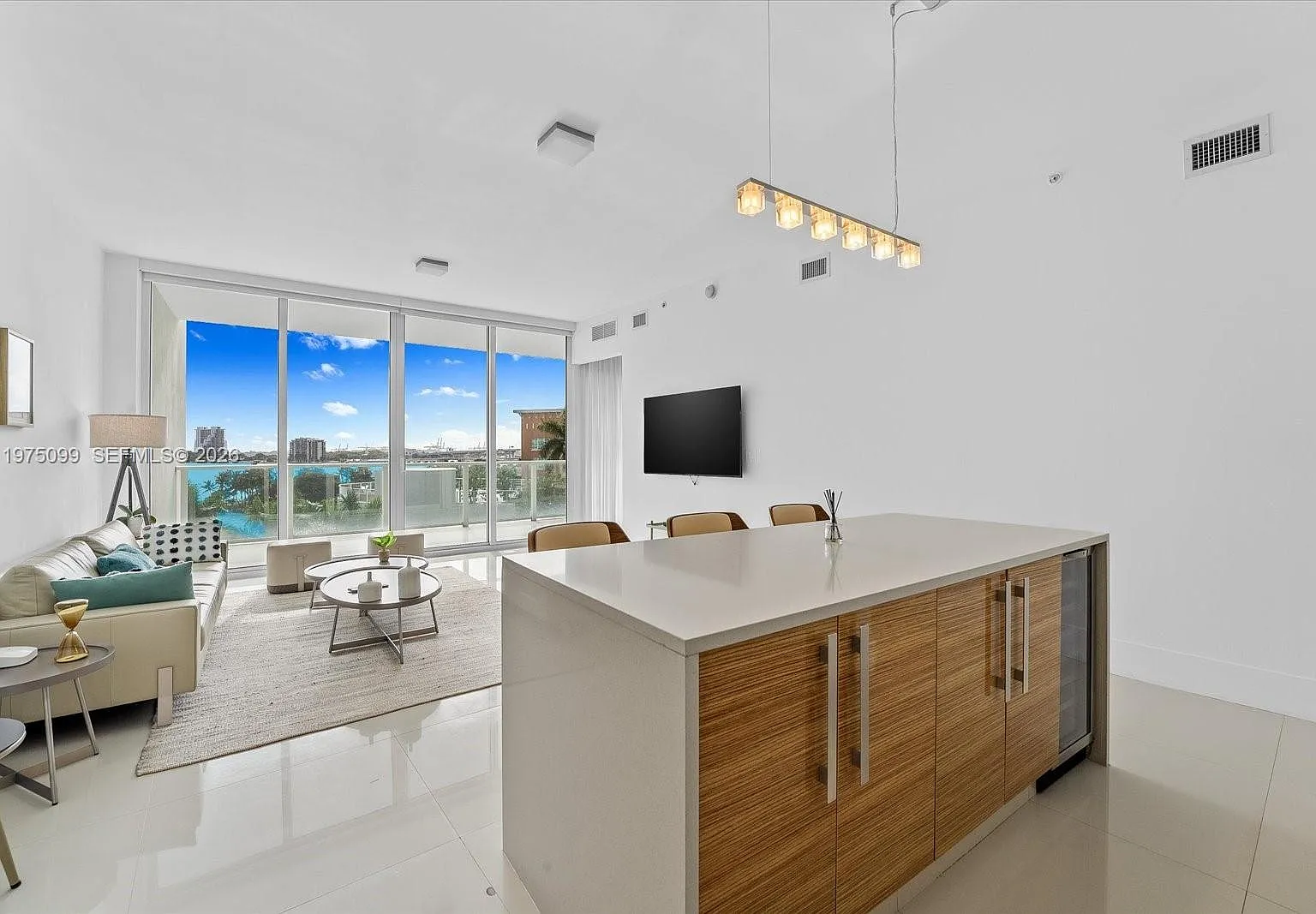 Paramount Bay Condo — Photo 2
