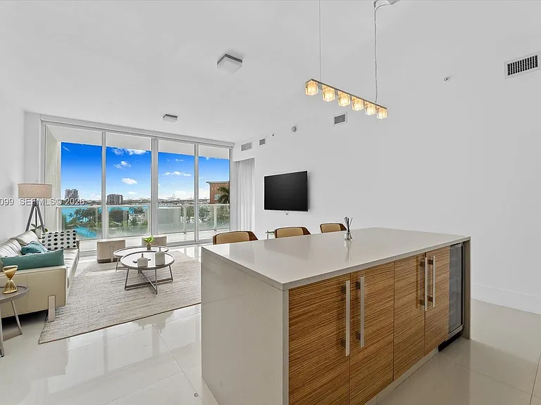 2020 N Bayshore Dr #605 — Photo 2